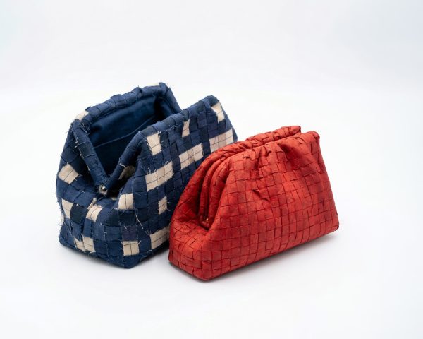 Cartera de mano con fleje